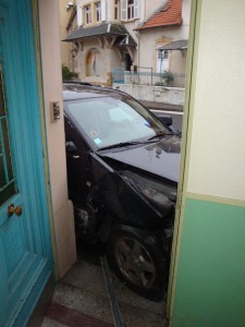 Vue du Grand Cherokee encastrée dans l'entrée de l'immeuble