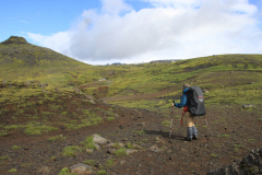 Montée vers Fimmvörðuháls avec Eyafjallajokul en toile de fond